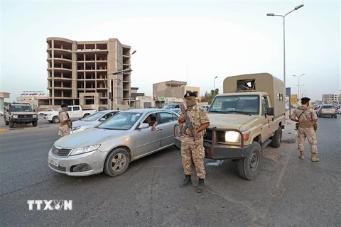 Binh sỹ Libya gác tại một điểm kiểm soát ở Đông Nam thủ đô Tripoli ngày 4/9/2021. (Ảnh: AFP/TTXVN) 