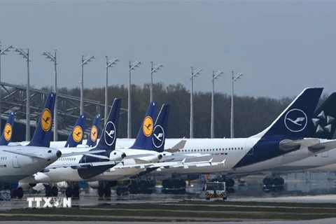 Máy bay của hãng hàng không Lufthansa tại sân bay Franz-Josef-Strauss ở Munich, Đức ngày 8/4/2021. (Ảnh: AFP/TTXVN) 