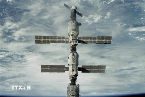 Module dịch vụ Zvezda (thứ 3, từ trên xuống) - module chính của Nga trên Trạm Vũ trụ quốc tế (ISS). (Ảnh: AFP/TTXVN) 