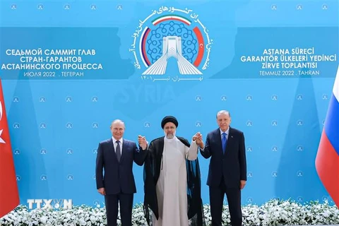 Tổng thống Iran Ebrahim Raisi (giữa) cùng Tổng thống Nga Vladimir Putin (trái) và Tổng thống Thổ Nhĩ Kỳ Recep Tayyip Erdogan (phải). (Nguồn: THX/TTXVN) 