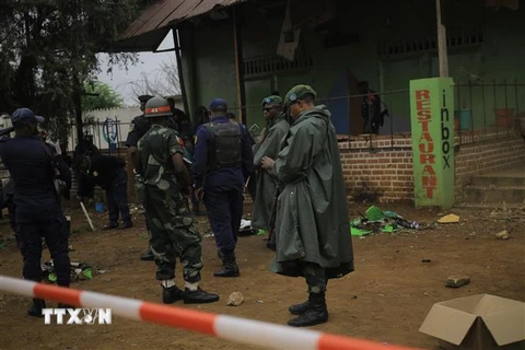 Cảnh sát điều tra tại hiện trường một vụ tấn công ở Beni, Cộng hòa Dân chủ Congo. (Ảnh: AFP/TTXVN) 