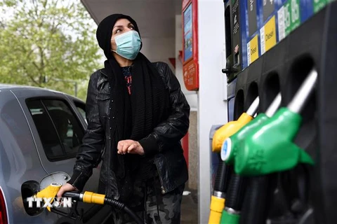 Bơm xăng cho phương tiện tại một trạm bán xăng ở Paris, Pháp. (Ảnh: AFP/TTXVN) 