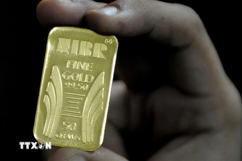 Vàng miếng 50gr tại Cục tinh chế vàng quốc gia ở Mumbai, Ấn Độ. (Ảnh: AFP/TTXVN) 