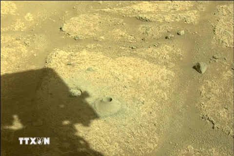 Tàu thám hiểm sao Hỏa Perseverance khoan lỗ vào nền của miệng núi lửa Jezero để lấy mẫu đá, ngày 6/8/2021. (Ảnh: AFP/TTXVN) 
