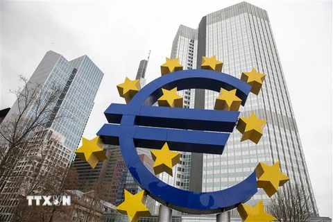 Biểu tượng đồng euro phía trước tòa nhà ECB ở Frankfurt am Main, Đức. (Ảnh: AFP/TTXVN) 