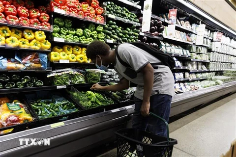 Người dân mua sắm tại một siêu thị ở Washington, DC, Mỹ ngày 13/7/2022. (Ảnh: THX/TTXVN) 