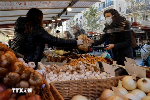 Người dân mua sắm tại một chợ ở Paris, Pháp. (Ảnh: AFP/TTXVN) 