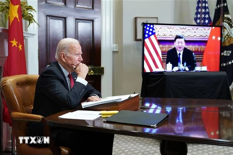 Tổng thống Mỹ Joe Biden và Chủ tịch Trung Quốc Tập Cận Bình (trên màn hình) tại cuộc họp trực tuyến ngày 15/11/2021. (Ảnh: AFP/TTXVN) 