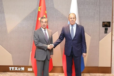 Bộ trưởng Ngoại giao Trung Quốc Vương Nghị (trái) và người đồng cấp Nga Sergei Lavrov tại cuộc gặp ở Tashkent, Uzbekistan ngày 29/7/2022. (Ảnh: THX/TTXVN) 