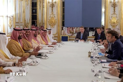 Tổng thống Pháp Emmanuel Macron (thứ 4, phải) và Thái tử Saudi Arabia Mohammed bin Salman (thứ 3, trái) tại cuộc hội đàm ở Paris ngày 29/7/2022. (Ảnh: AFP/TTXVN) 