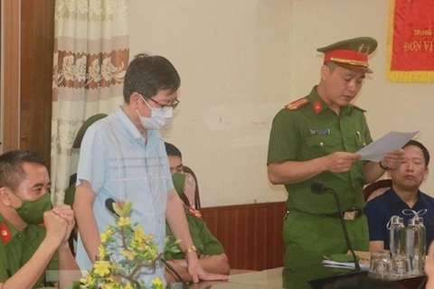 Ông Đỗ Đức Lưu, Giám đốc CDC Nam Định, nghe công an tống đạt các quyết định khởi tố bị can, bắt tạm giam trước đó do liên quan tới Việt Á. (Nguồn: Người Lao Động) 