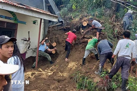 Nhân viên cứu hộ tìm kiếm người mắc kẹt sau trận động đất ở làng Mayag, Bauko Philippines, ngày 27/7/2022. (Ảnh: AFP/TTXVN) 