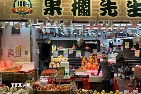 Một quầy hàng hoa quả ở chợ Wan Chai, ngày 9/2/2022. (Ảnh: Mạc Luyện/TTXVN) 