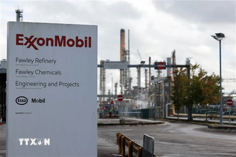 Nhà máy lọc dầu của Tập đoàn dầu khí Mỹ ExxonMobil tại Fawley, Anh. (Ảnh: AFP/TTXVN) 