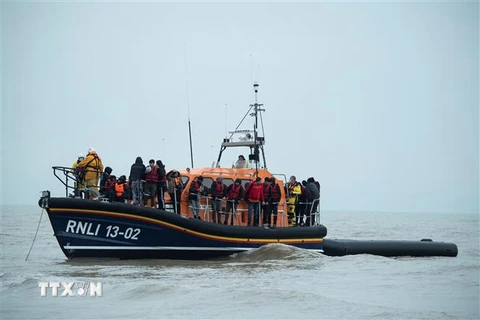 Người di cư được lực lượng cứu hộ giải cứu và đưa về bờ biển phía Đông Nam nước Anh, sau khi băng qua eo biển Manche. (Ảnh: AFP/TTXVN) 