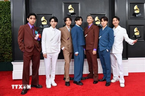 Các thành viên nhóm nhạc BTS tại Lễ trao giải âm nhạc Grammy lần thứ 64 ở Las Vegas, Mỹ, ngày 3/4/2022. (Ảnh: AFP/TTXVN) 
