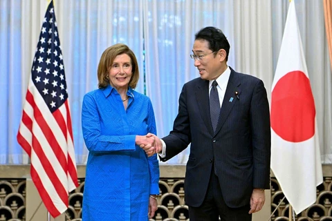 Thủ tướng Nhật Bản Fumio Kishida (phải) và Chủ tịch Hạ viện Mỹ Nancy Pelosi. (Nguồn: Kyodo/Reuters) 
