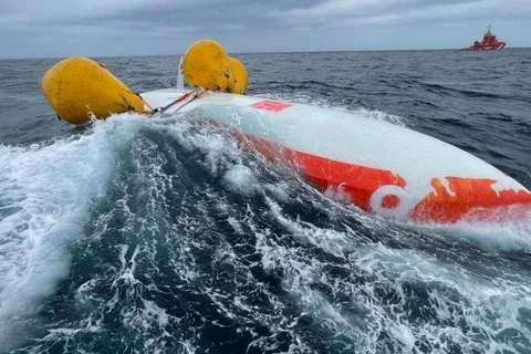 Giải cứu thủy thủ bị mắc kẹt 16 giờ trong chiếc thuyền chìm ngoài khơi