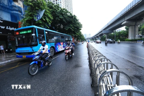 Hà Nội thí điểm tách riêng làn ôtô, xe máy trên đường Nguyễn Trãi