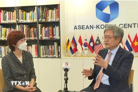 Phóng viên phỏng vấn ông Kim Hae-yong, Tổng thư ký Trung tâm ASEAN-Hàn Quốc. (Ảnh: TTXVN) 
