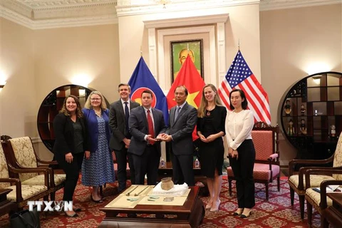 Đại sứ Nguyễn Quốc Dũng tại buổi bàn giao cổ vật Việt Nam từ đại diện FBI, Bộ Ngoại giao và Bộ An ninh nội địa Mỹ. (Ảnh: TTXVN phát) 