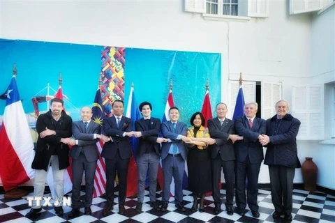 Trưởng cơ quan đại diện các nước ASEAN và khách mời tại Lễ kỷ niệm. (Ảnh: TTXVN phát) 