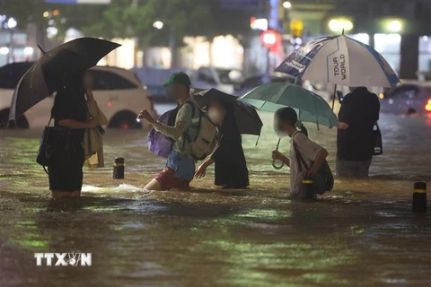 Ngập lụt do mưa lớn trên tuyến đường ở phía Nam Seoul, Hàn Quốc ngày 8/8/2022. (Ảnh: YONHAP/TTXVN) 