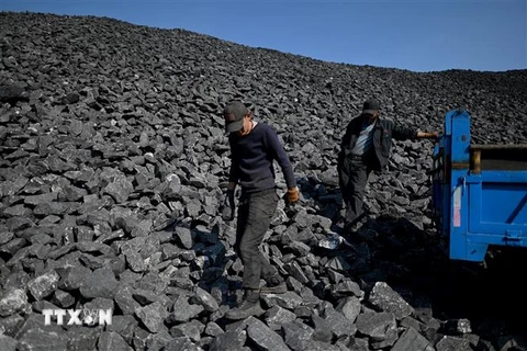 Công nhân làm việc tại một mỏ than ở tỉnh Sơn Tây, Trung Quốc ngày 2/11/2021. (Ảnh: AFP/TTXVN) 