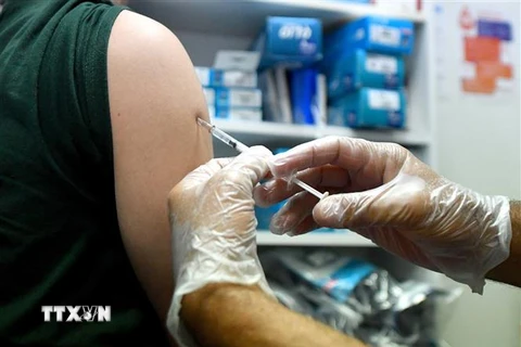 Tiêm vaccine ngừa bệnh đậu mùa khỉ. (Ảnh: AFP/TTXVN) 
