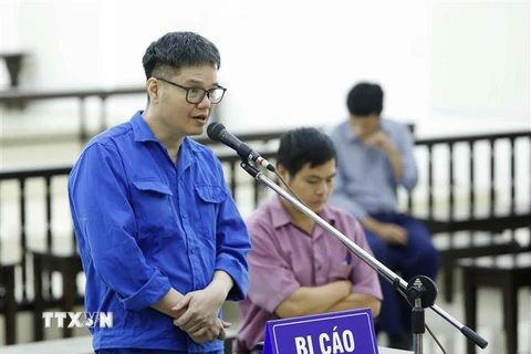 Bị cáo Mai Phan Lợi nghe tòa tuyên án. (Ảnh: An Đăng/TTXVN) 