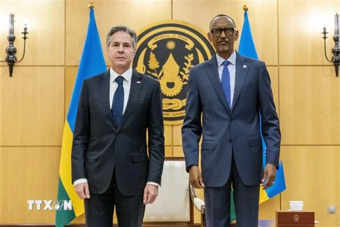 Ngoại trưởng Mỹ Antony Blinken (trái) và Tổng thống Rwanda Paul Kagame tại cuộc gặp ở Kigali ngày 11/8/2022. (Ảnh: AFP/TTXVN) 
