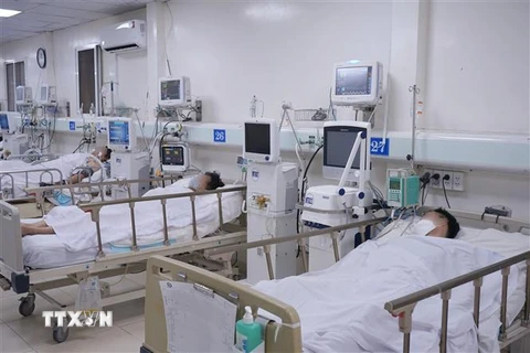 Các bệnh nhân ngộ độc Methanol được điều trị tại Bệnh viện Nhân dân Gia Định. (Ảnh: TTXVN phát) 