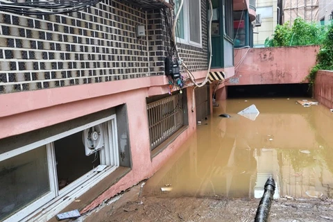 Căn hộ bán hầm, nơi tìm thấy ba người trong một gia đình đã chết trong trận mưa lớn ở Sillim-dong, Gwanak-gu, Seoul, tối 8/8. (Nguồn: Yonhap) 