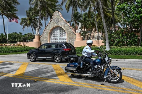 Lực lượng thực thi pháp luật được triển khai tại khu nghỉ dưỡng Mar-a-Lago của cựu Tổng thống Mỹ Donald Trump ở Palm Beach, bang Florida ngày 9/8/2022. (Ảnh: AFP/TTXVN) 