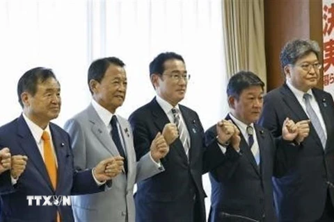 Thủ tướng Nhật Bản Fumio Kishida (thứ 3 trái) chụp ảnh cùng ban lãnh đạo Đảng Dân chủ Tự do tại Tokyo, ngày 10/8/2022. (Ảnh: Kyodo/TTXVN) 