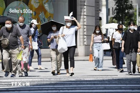 Người dân đeo khẩu trang phòng dịch COVID-19 tại Tokyo, Nhật Bản, ngày 9/8/2022. (Ảnh: Kyodo/TTXVN) 