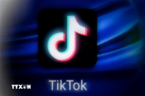 Biểu tượng của mạng xã hội TikTok trên màn hình máy tính bảng. (Ảnh: AFP/TTXVN) 