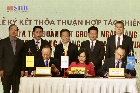 Đại diện lãnh đạo Tập đoàn T&T Group, Ngân hàng SHB và Vietnam Airlines ký thỏa thuận hợp tác chiến lược. (Nguồn: Vietnam+) 