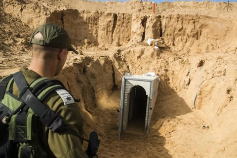 Một binh sỹ Israel đứng trước một cửa hầm. (Nguồn: AP) 