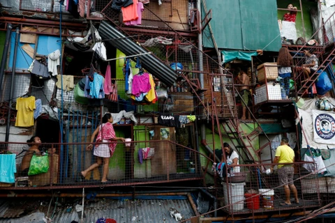 Người dân sống trong một khu nhà ổ chuột ở Philippines. (Nguồn: Reuters) 