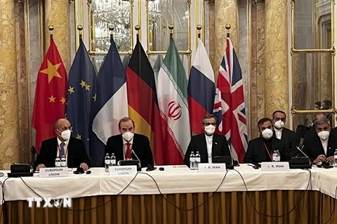 Các đại biểu dự vòng đàm phán khôi phục thỏa thuận hạt nhân Iran, có tên gọi Kế hoạch hành động chung toàn diện (JCPOA), tại Vienna (Áo) ngày 3/12/2021. (Ảnh: AFP/TTXVN) 