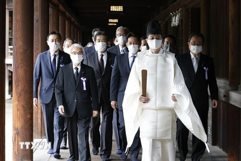 Các nghị sỹ Nhật Bản thăm đền Yasukuni ở thủ đô Tokyo ngày 22/4/2022. (Ảnh: Kyodo/TTXVN) 