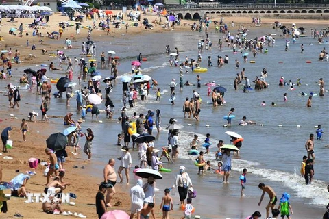 Người dân tắm biển tránh nóng tại Sơn Đông, Trung Quốc ngày 1/8/2022. (Ảnh: AFP/TTXVN) 