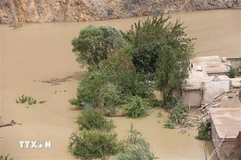 Ngập lụt do mưa lớn ở tỉnh Parwan, Afghanistan ngày 15/8/2022. (Ảnh: THX/TTXVN) 