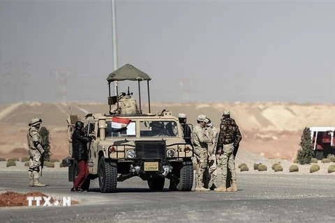 Lực lượng an ninh Ai Cập tuần tra tại khu vực cách thủ đô Cairo 45km về phía Đông. (Ảnh: AFP/TTXVN) 