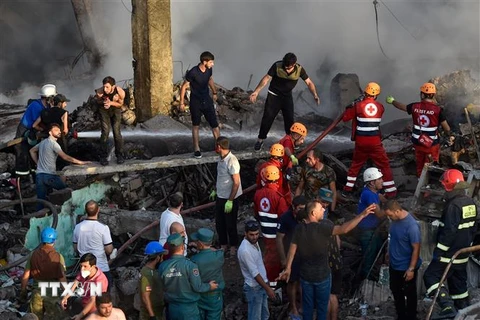 Lực lượng cứu hộ tìm kiếm nạn nhân sau vụ nổ tại trung tâm mua sắm Surmalu ở thủ đô Yerevan, Armenia, ngày 14/8/2022. (Ảnh: THX/TTXVN) 