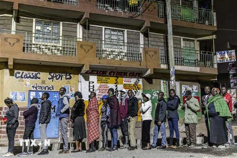 Người dân xếp hàng chờ bỏ phiếu trong cuộc tổng tuyển cử tại Nairobi, Kenya ngày 9/8/2022. (Ảnh: AFP/TTXVN) 