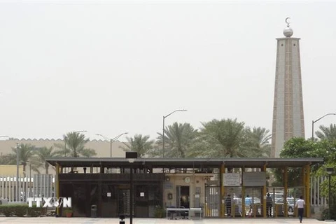 Cổng vào trụ sở của Tập đoàn dầu mỏ Saudi Aramco ở Dhahran, cách Riyadh, Saudi Arabia, khoảng 400km về phía Đông. (Ảnh: AFP/TTXVN) 