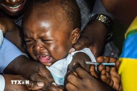 Nhân viên y tế tiêm vaccine ngừa sốt rét cho trẻ em tại Ndhiwa, Kenya ngày 13/9/2019. (Ảnh: AFP/TTXVN) 