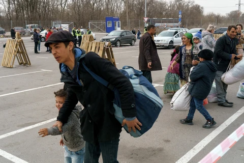 Người dân Ukraine sơ tán khỏi thành phố Berdyansk và Mariupol ngày 1/4/2022. (Ảnh: AFP/TTXVN) 